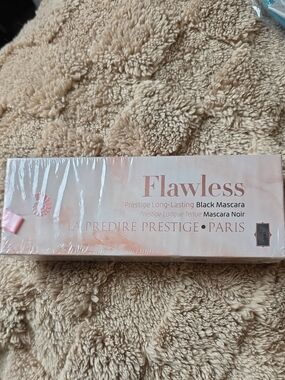 Flawless Prestige Long-Lasting Black Mascara –